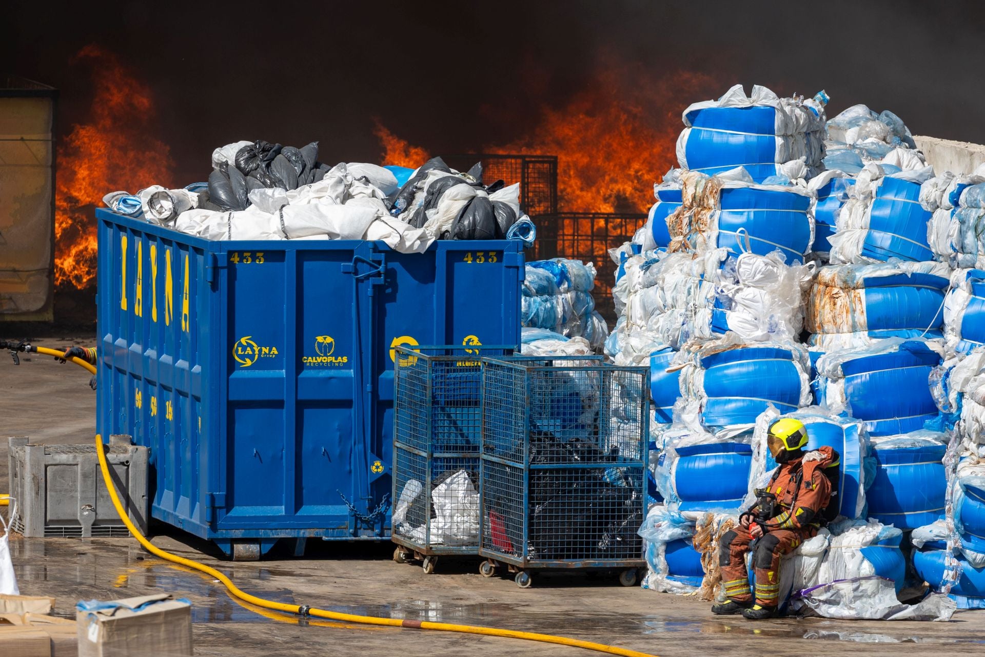 FOTOS | Incendio de una empresa de residuos en Silla