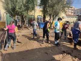 Voluntarios tras la dana en Algemesí.
