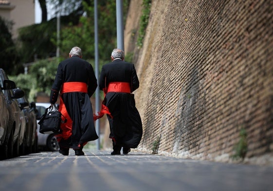 Dos cardenales caminan por una calle de Roma.
