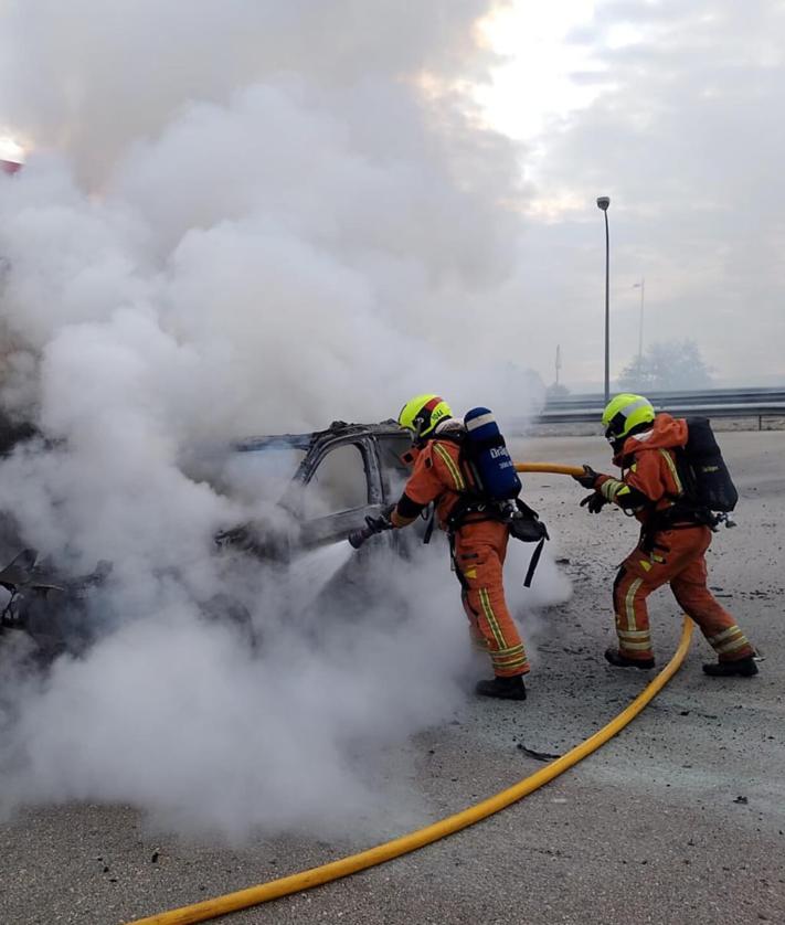 Imagen secundaria 2 - Una gasolinera sufre un incendio en Beneixida al propagarse el fuego de un vehículo averiado