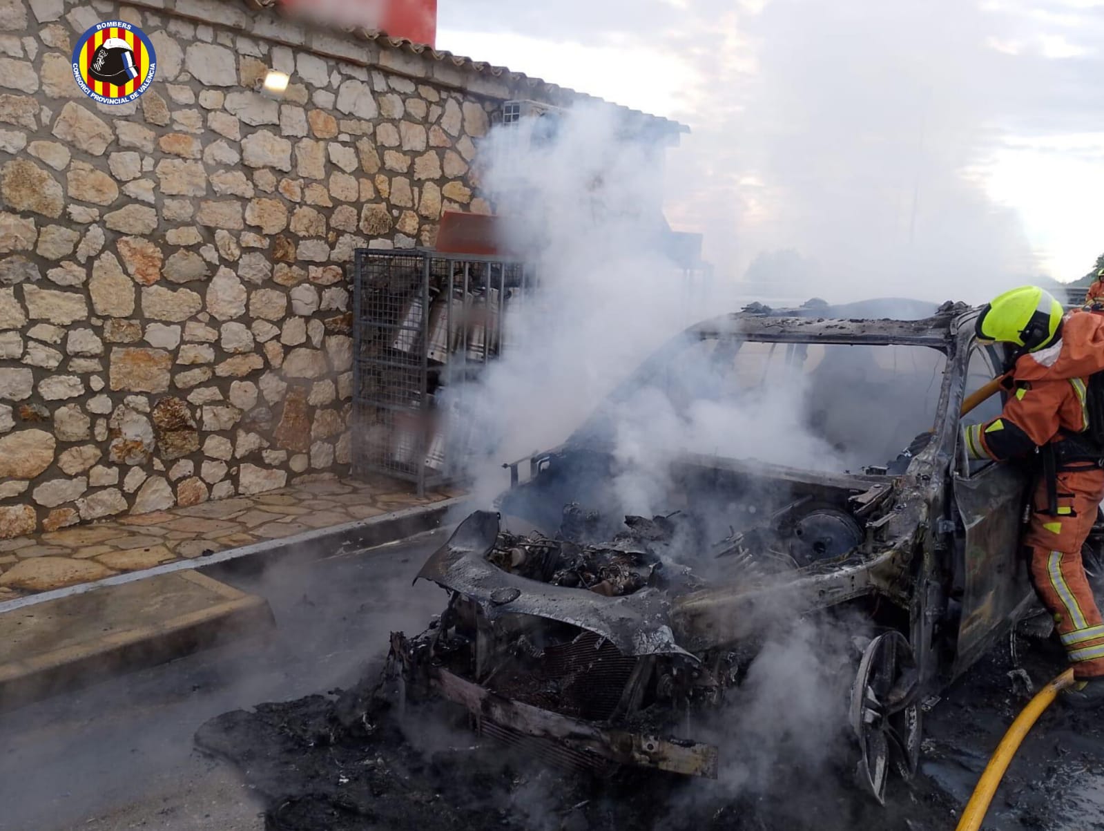 Imagen principal - Una gasolinera sufre un incendio en Beneixida al propagarse el fuego de un vehículo averiado
