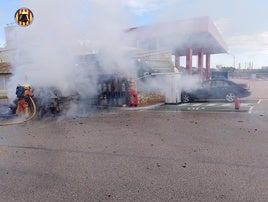 Bomberos sofocando las llamas.