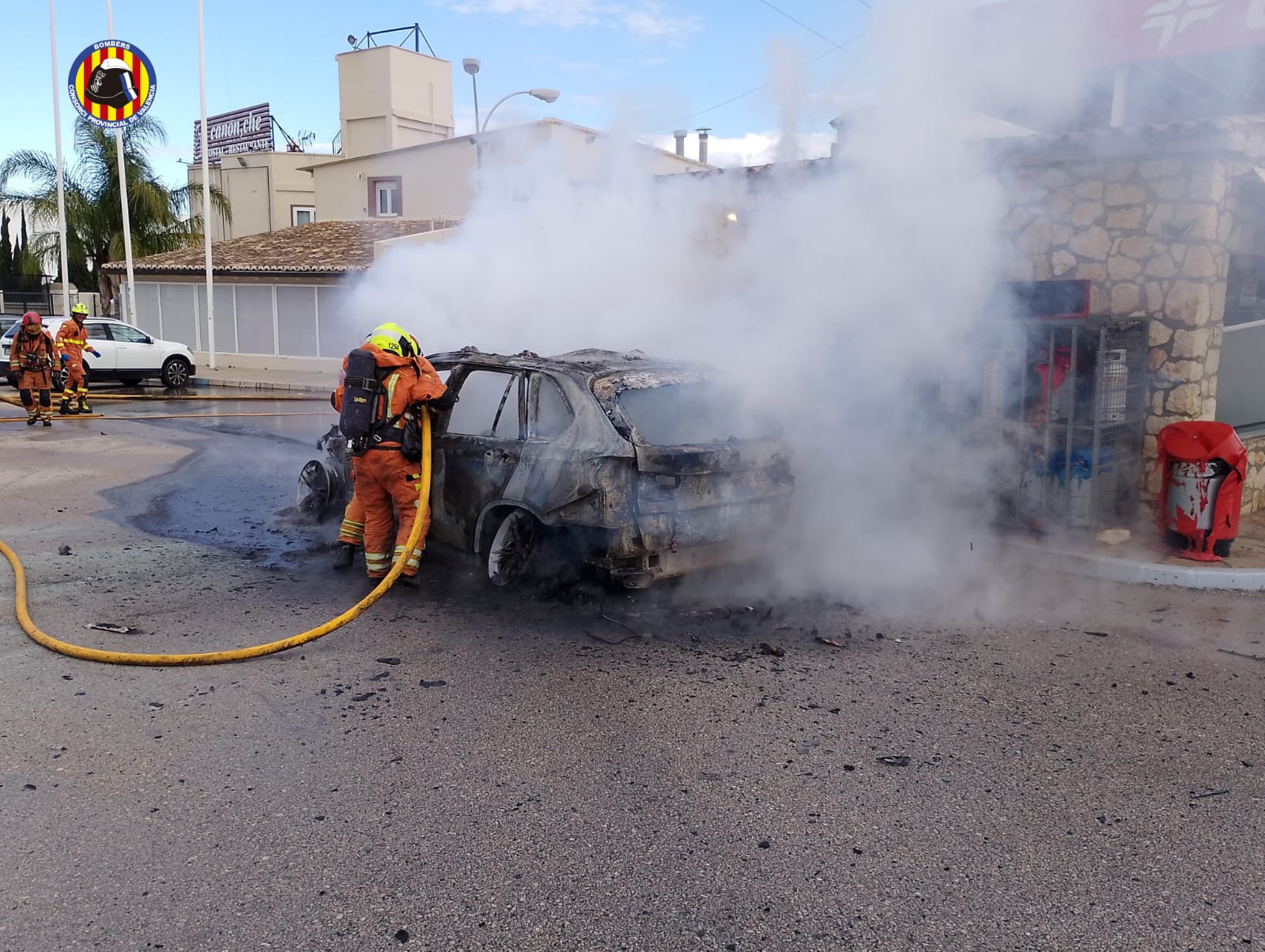 Imagen secundaria 1 - Una gasolinera sufre un incendio en Beneixida al propagarse el fuego de un vehículo averiado