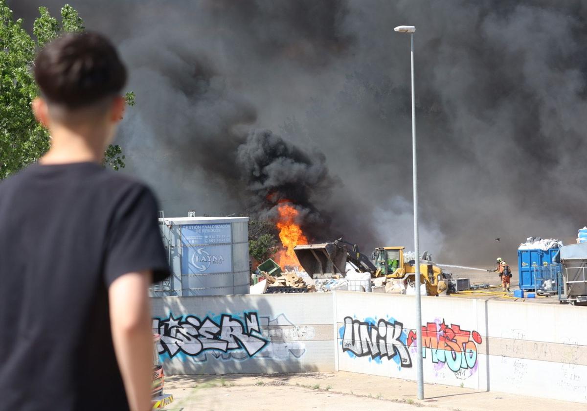 Un incendio en una empresa de Silla obliga a cortar la circulación ferroviaria