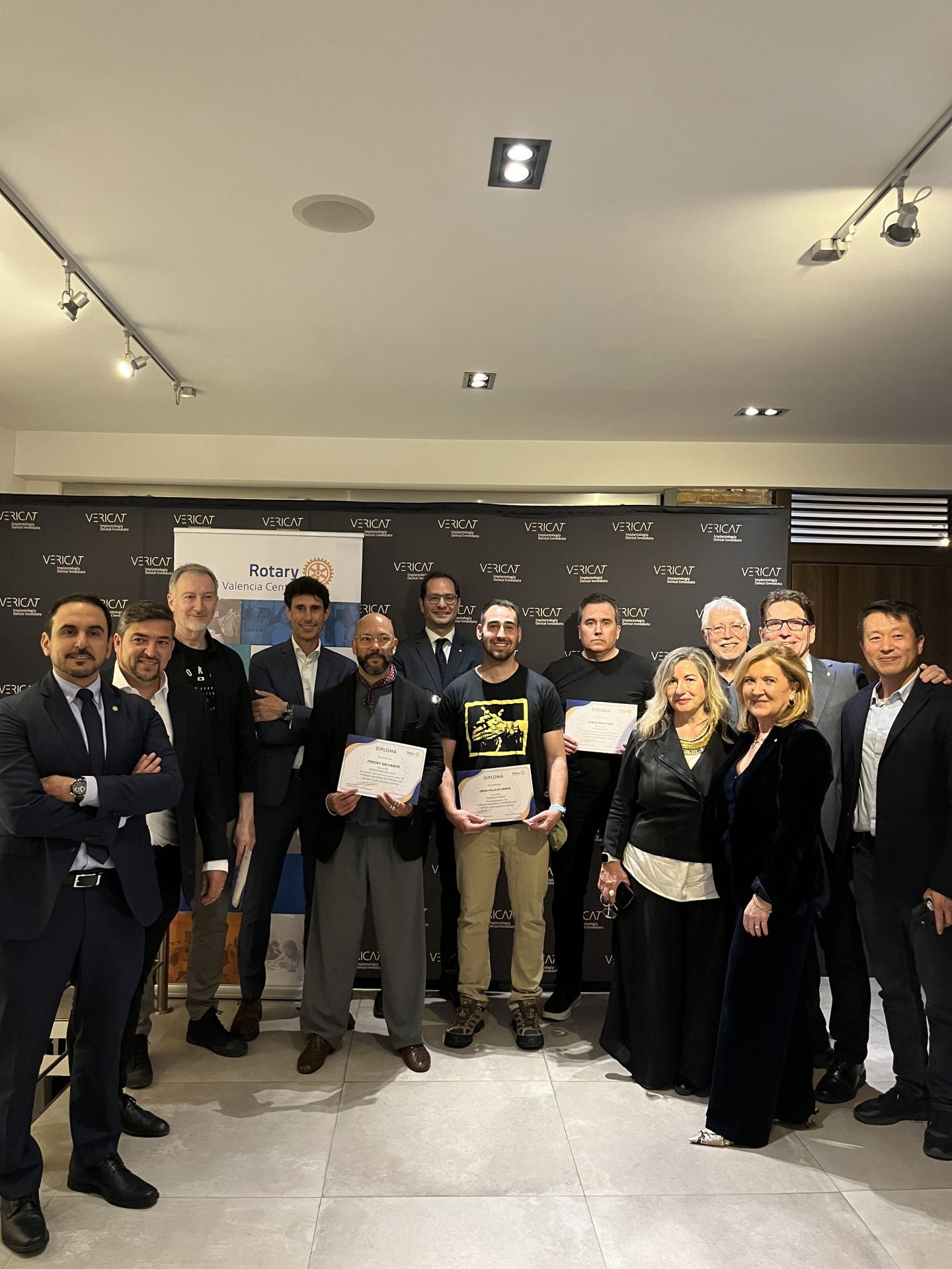 Ganadores de los premios concedidos por el Club Rotary Valencia Centro, con el jurado y directivos del club.