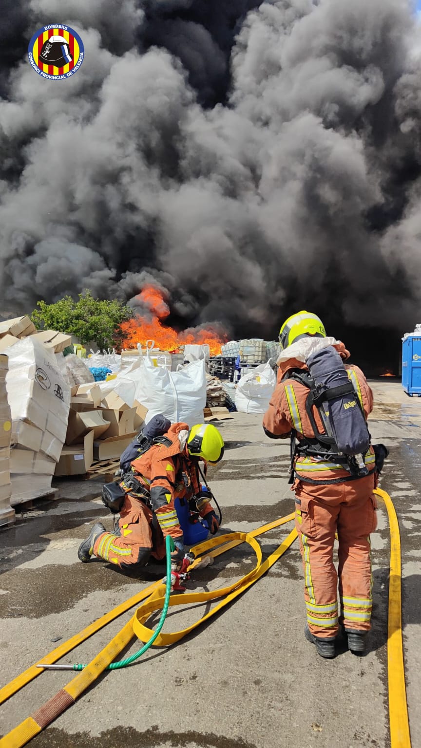Imagen secundaria 2 - Imágenes de las labores de extinción de las distintas dotaciones de bomberos.