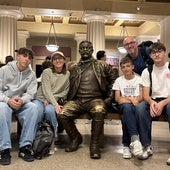 La familia, durante el viaje, en el Museo de Historia Natural de NUeva York, junto a una estatua de Theodore Roosevelt.