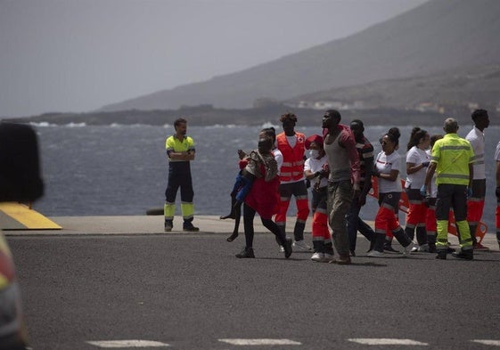 Migrantes procedentes de un cayuco en una imagen de archivo.