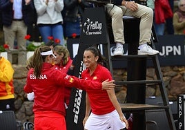 Anabel Medina y Sara Sorribes celebran una victoria ante Japón en la Billie Jean King Cup.