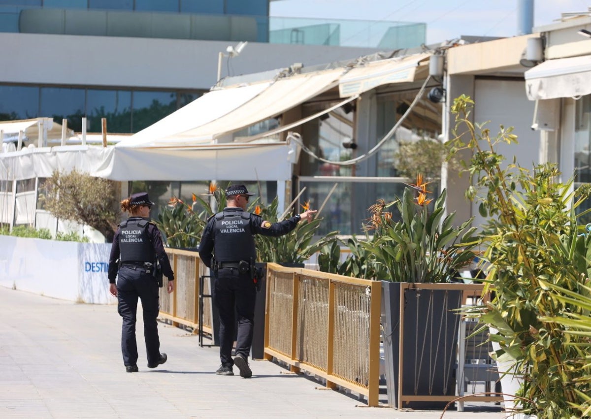 Imagen secundaria 1 - Visita de los agenets de la Policía Local a los locales de la Marina.