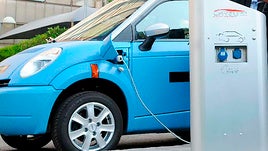 Punto de recarga de un vehículo eléctrico.