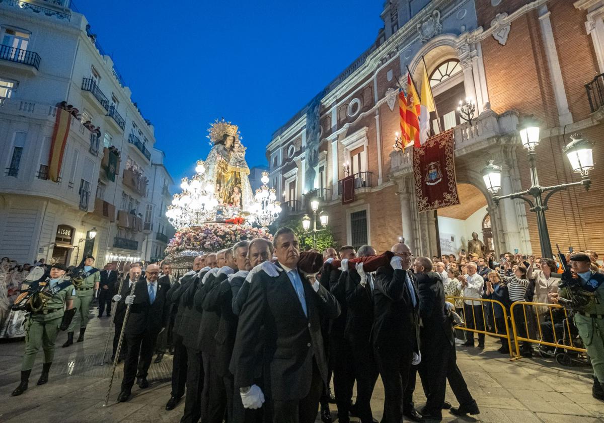 Quién es quién en las órdenes que acompañan a la Virgen