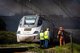 El incendio obligó al corte del tráfico ferroviario.
