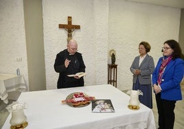 El párroco José Vicente Alberola bendice las cintas y las láminas de la Virgen.
