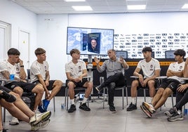 Fernando Gómez con los jugadores del Juvenil A.