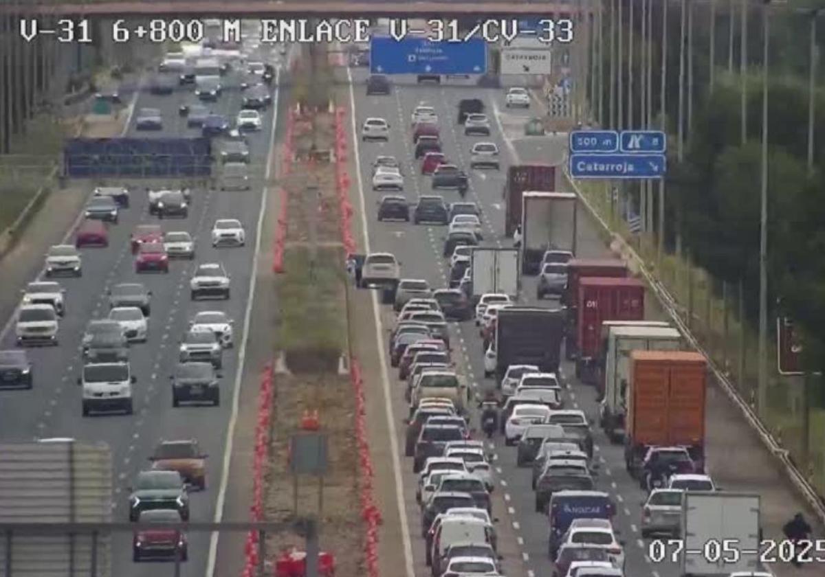 Colapso en la Pista de Silla tras un accidente: varios kilómetros de atasco y un carril cortado