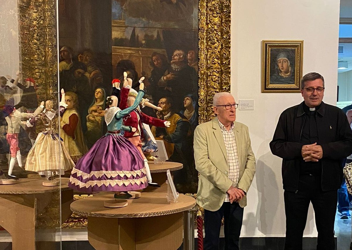Imagen secundaria 1 - Inauguración de la muestra, con la presencia del rector de la Basílica, Juan Melchor Seguí.