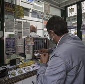 Venta de cupones de la ONCE, en un quiosco.