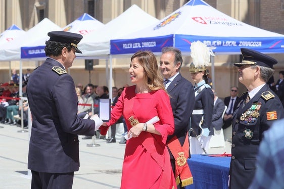 El jefe de la Policía Local de Valencia recibe la madella de manos de la alcaldesa de Zaragoza.
