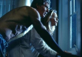 Hoy jueves en televisión: la estremecedora cinta de terror de Harrison Ford y Michelle Pfeiffer que fue todo un éxito de taquilla