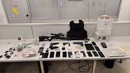 Parte del material incautado por la Guardia Civil.