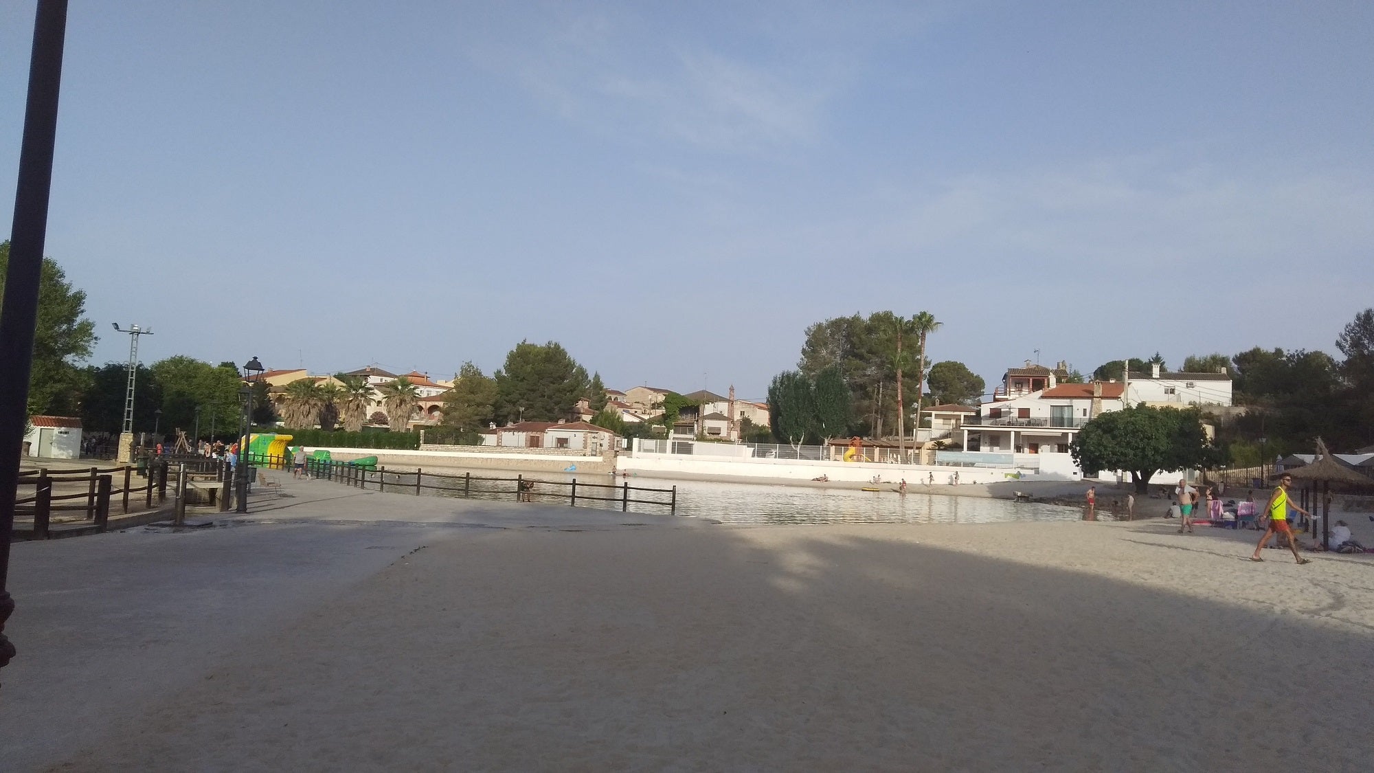 La playa de interior de Navarrés consigue por tercer año consecutivo la bandera azul