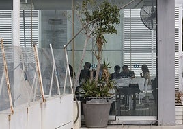 Uno de los locales, con atención a los clientes en la Marina.