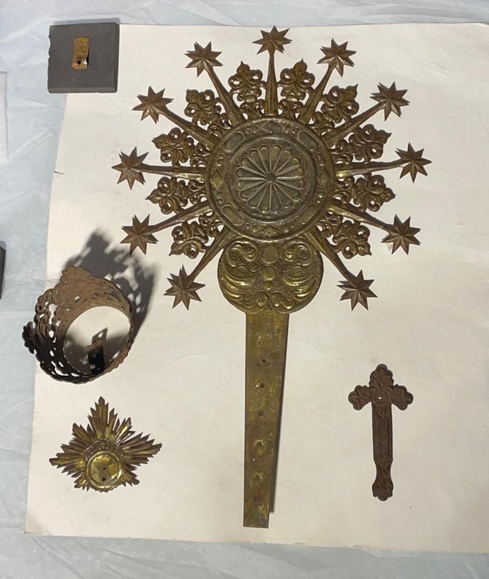 Imagen secundaria 2 - Proceso de restauración de la talla y Virgen, ya restaurada en la urna.
