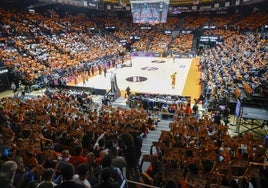 La Fonteta realizó un espectacular tifo antes del partido con cartulinas naranjas.
