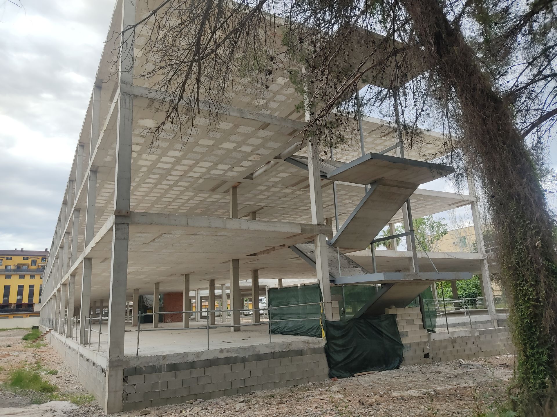 Alzira se reunirá con la constructora del instituto para conseguir que se retomen las obras