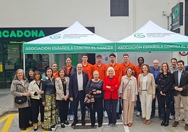 Foto de familia del Valencia Basket con las integrantes de la mesa petitoria.