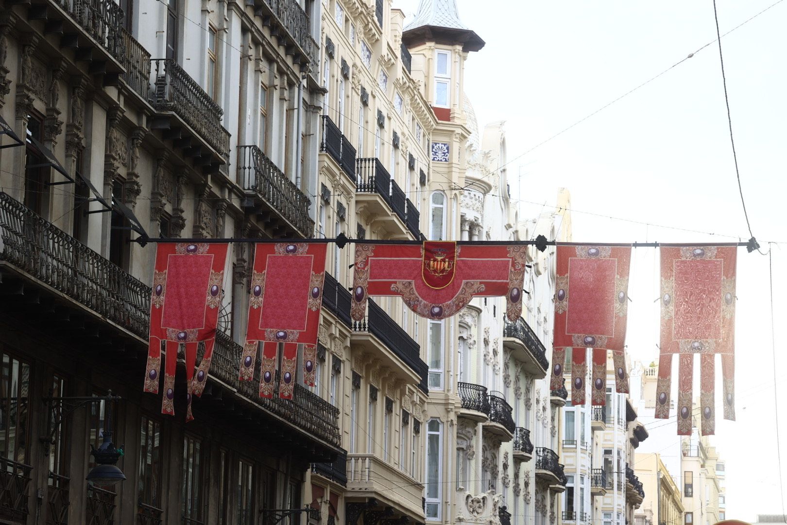 Fotos del tapiz y las banderolas en honor de la Mare de Déu en Valencia
