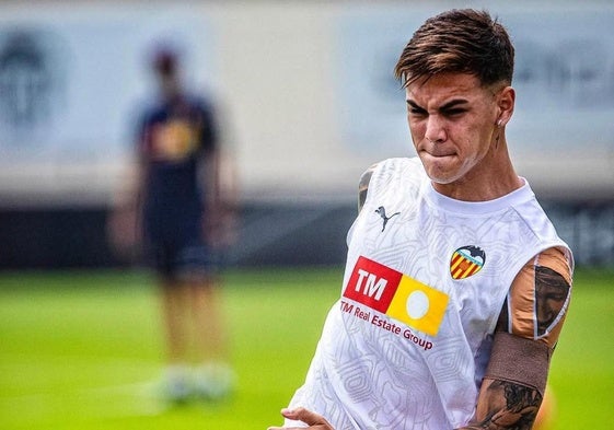 Enzo Barrenechea, en un entrenamiento en Paterna.
