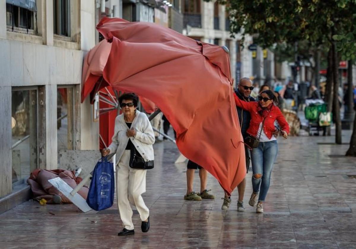 Aemet anuncia más chubascos con tormentas para este viernes y el fin de semana en la Comunitat