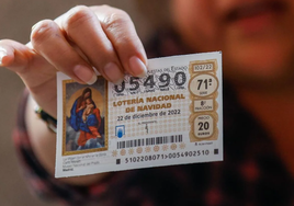 Un jubilado encuentra un billete de lotería en el bolsillo y al comprobarlo se da cuenta de que está premiado con 24 millones de euros