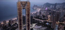 Vista de la bahía de Benidorm sobre la que se alza el rascacielos Intempo Sky Resort, a escasos 300 metros de la playa de Poniente.