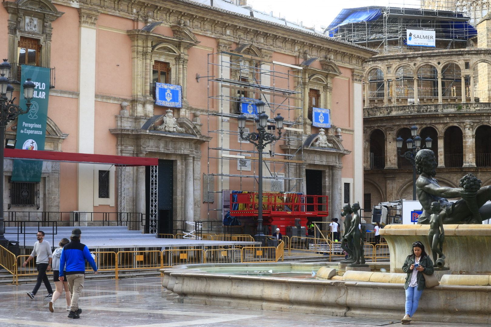 Fotos del tapiz y las banderolas en honor de la Mare de Déu en Valencia