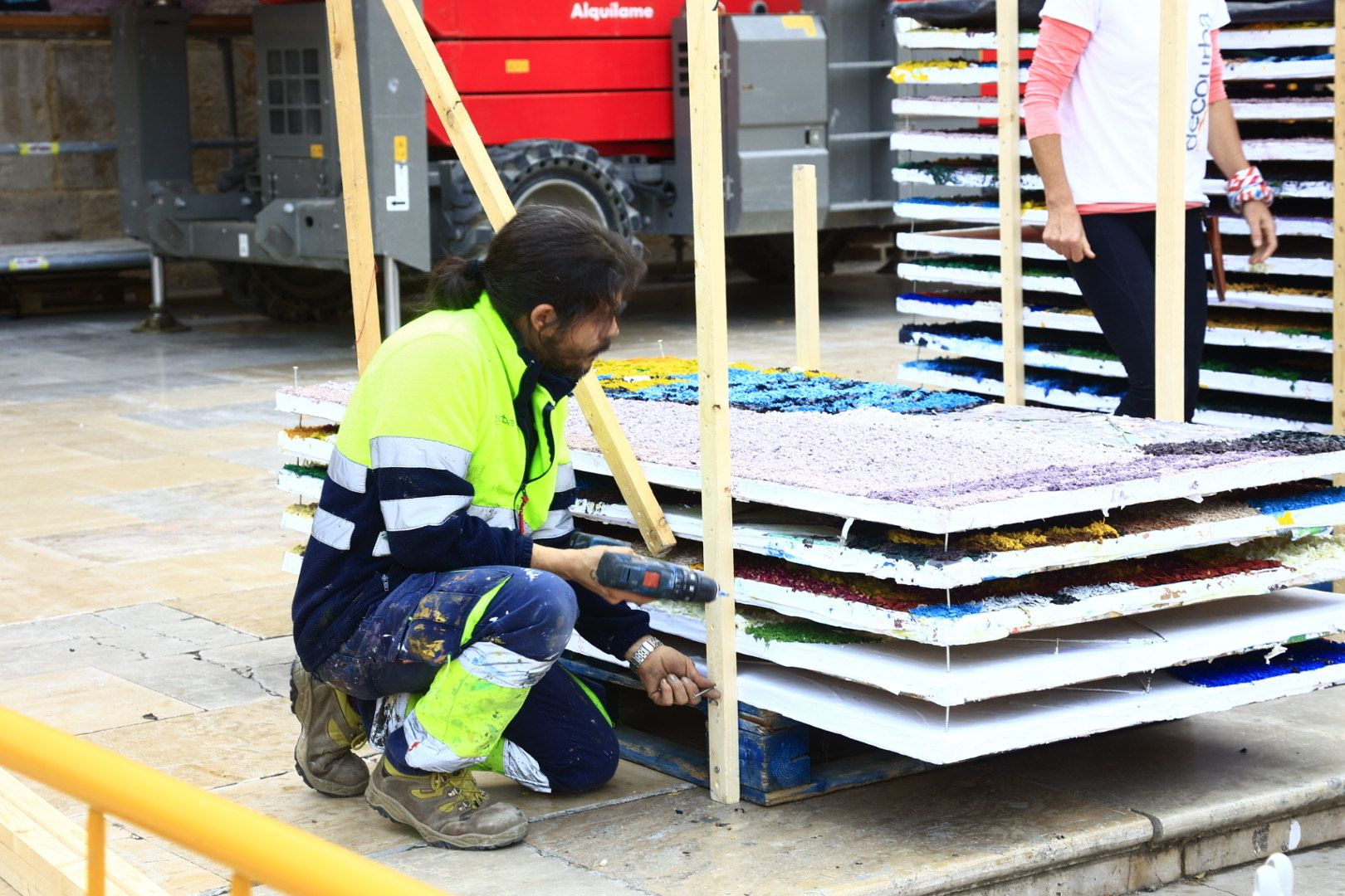 Fotos del tapiz y las banderolas en honor de la Mare de Déu en Valencia