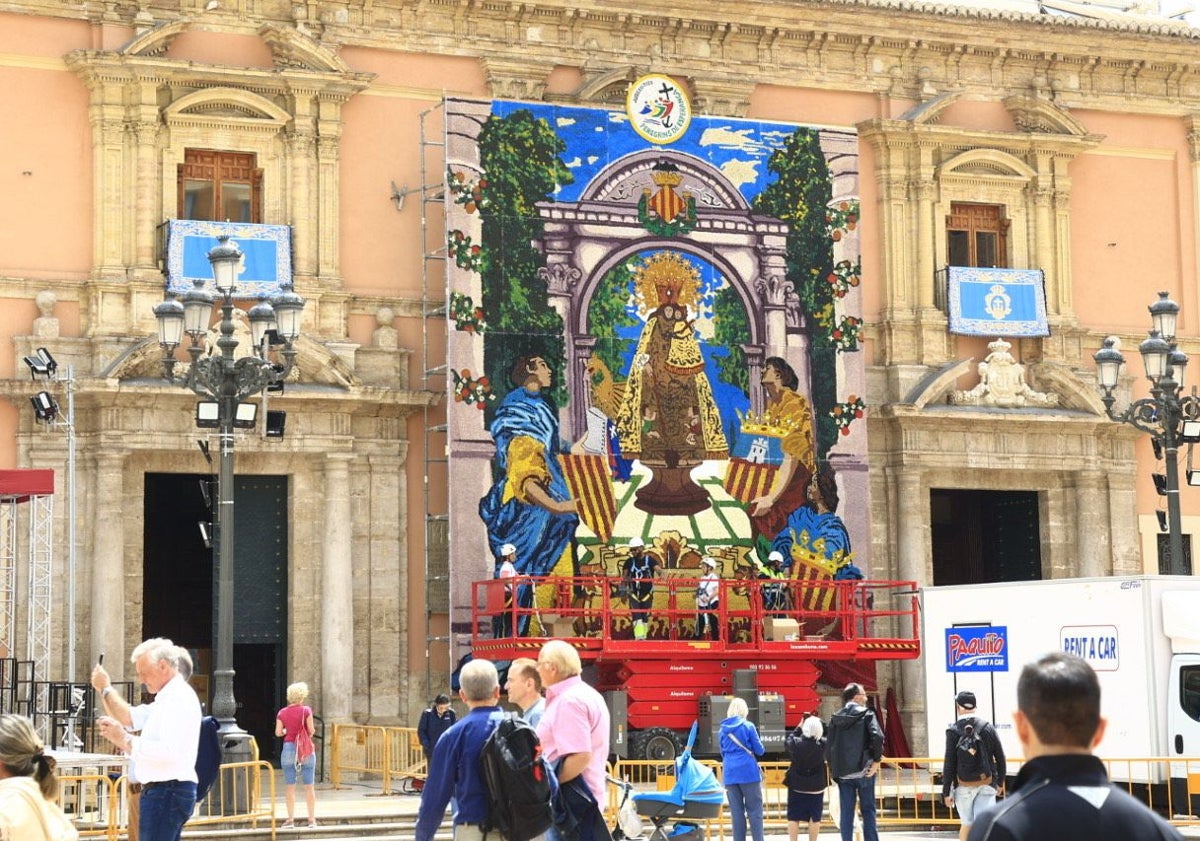 Imagen principal - Montaje del tapiz de la Virgen realizado por Decourba.