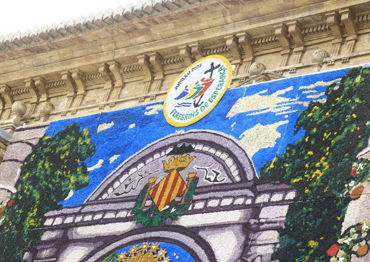 Imagen secundaria 1 - Montaje del tapiz de la Virgen realizado por Decourba.