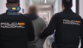 Agentes acompañando a uno de los detenidos.