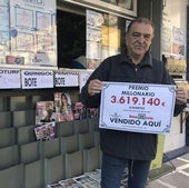 El vendedor de un premio de lotería. Imagen de archivo.