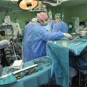 Un equipo de quirófano en plena operación.