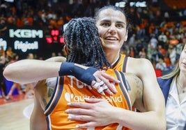 Leticia Romero se abraza a Yvonne Turner tras ganar el primer partido de la fina de la Liga.