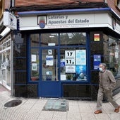 Un jugador pasa frente a una administración de Loterías y Apuestas del Estado, imagen de archivo.