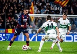 Sergio Lozano contra un balón en el partido de la primera vuelta en el Ciutat de Valencia tras la dana.