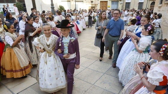 Lucía Garcñia, fallera mayor infantil de Valencia 2025, acompañada por Ferran Alcaina, antes de comenzar la dansà infantil en honor de la Virgen.