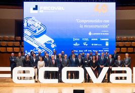 Los premiados con la junta directiva de Fecoval y las autoridades presentes en el evento.