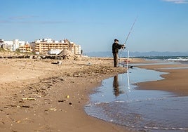 Un pescador en el Mareny.