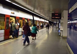 Unos usuarios acceden al metro.